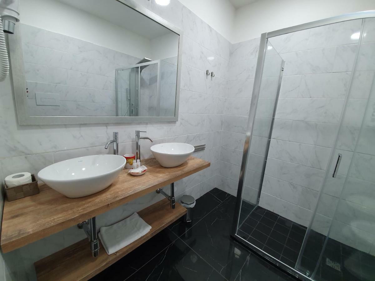 Dimorra Boutique Rooms เนเปิลส์ ภายนอก รูปภาพ
