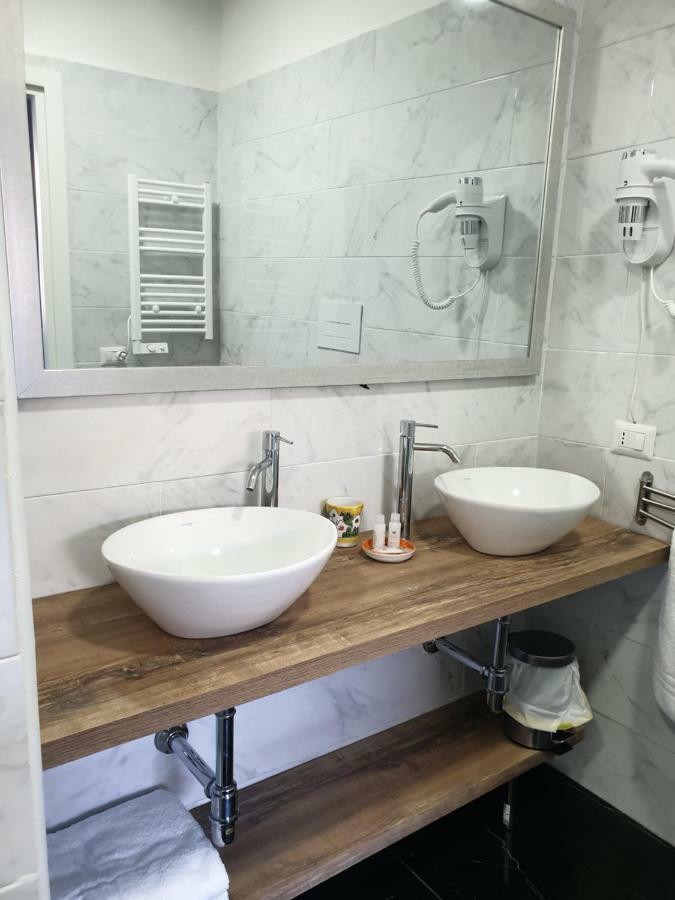Dimorra Boutique Rooms เนเปิลส์ ภายนอก รูปภาพ