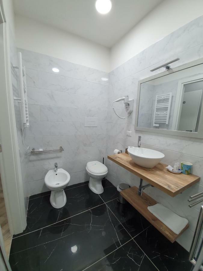 Dimorra Boutique Rooms เนเปิลส์ ภายนอก รูปภาพ